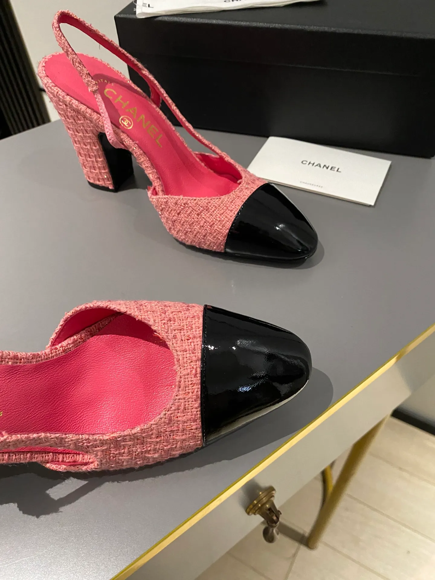 👟👟Ex-factory price 520👟👟 Purchase grade, high-heeled version, Chanel classic slingback sandals. We have been making this model for the past few years. This year, we will re-purchase the version and make a detailed copy again. I found that the upper lines and body comfort of the new version have been slightly adjusted! The brand won't say anything because the overall appearance difference is not big and it doesn't affect wearing. All colors now produced are produced according to the latest styles! What you buy is the latest classic model from the counter, made of imported mixed sheepskin surface material, imported mixed sheepskin, and Italian imported cowhide leather soles! High heels 9.5cm Size: 35-39 Other sizes can be customized (customized sizes 34, 40, 41, 42, 43 are non-refundable and non-exchangeable)